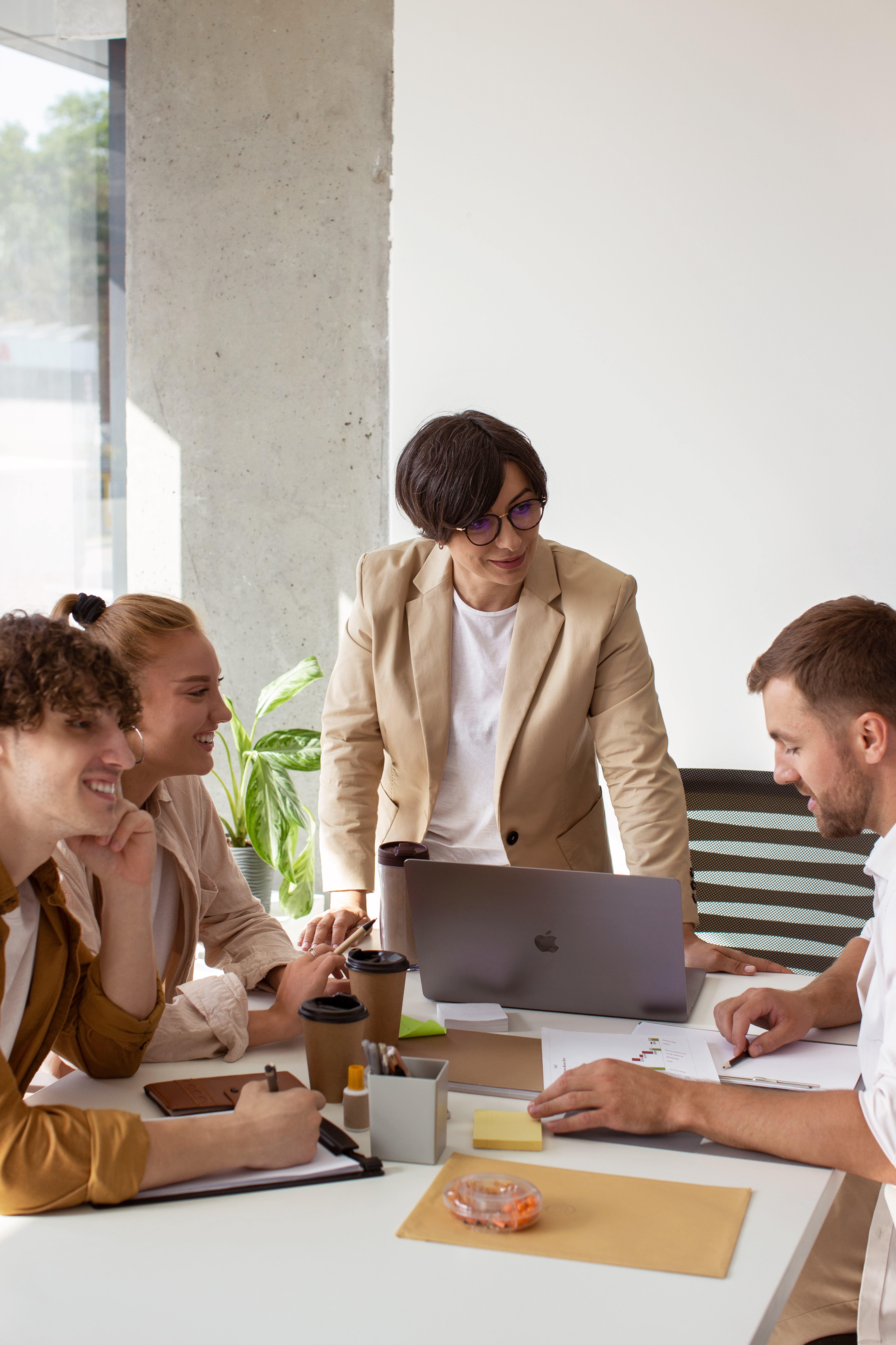 side-view-people-discussing-work